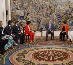 Su Majestad el Rey conversa con los asistentes a la audiencia